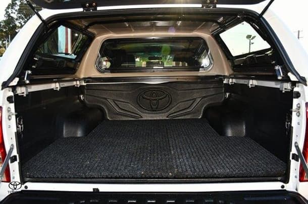 2018 Toyota Hilux SR5 image 19