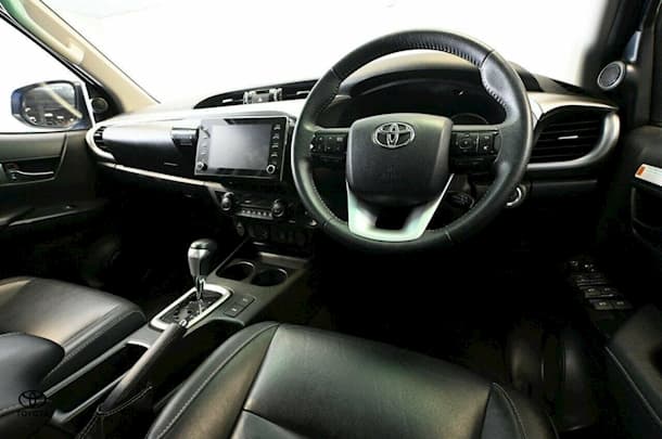 2023 Toyota Hilux SR5 image 18