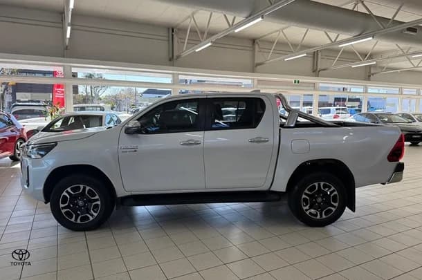 2023 Toyota Hilux SR5 image 3