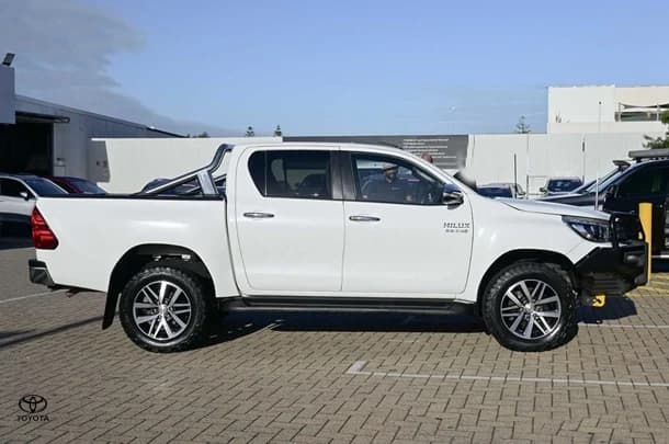 2017 Toyota HILUX SR5 image 3