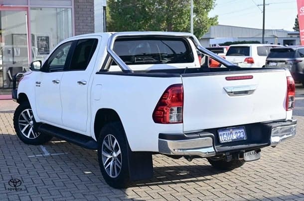 2017 Toyota HILUX SR5 image 2