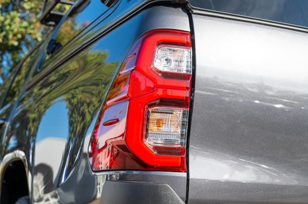 2024 TOYOTA Hilux 4x4 SR5 image 25