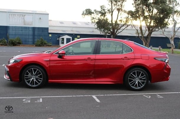 2023 Toyota Camry Hybrid SL image 12