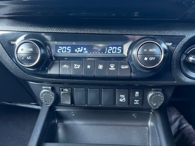 2022 Toyota HILUX SR5 image 23
