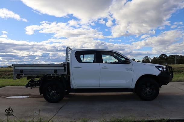 2023 Toyota Hilux 4x4 SR image 7