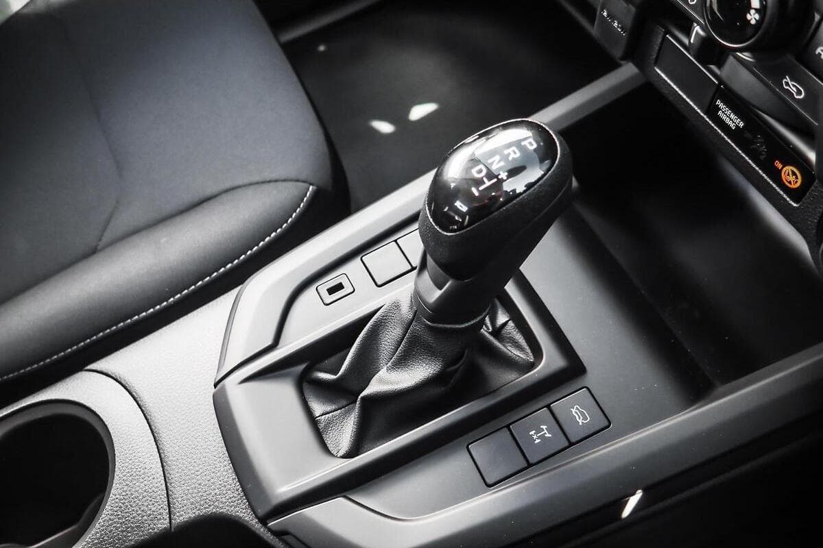 2025 Isuzu D-MAX SX Manual 4x4 MY24 image 17