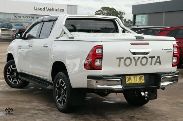 2022 Toyota Hilux 4x4 SR5 image 3