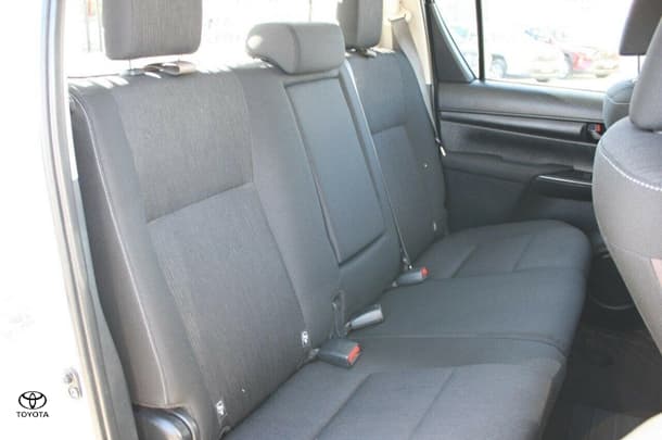 2021 Toyota Hilux SR image 16