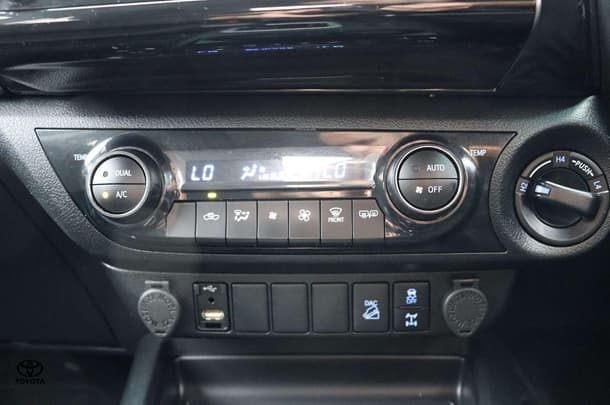 2022 Toyota Hilux 4x4 SR5 image 28