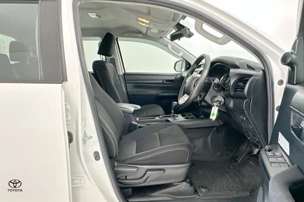 2020 Toyota Hilux SR image 13