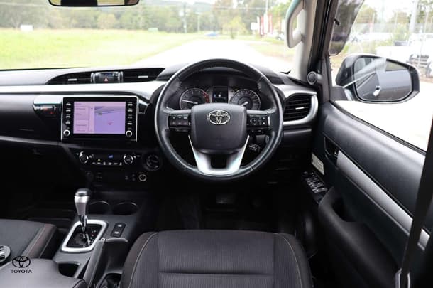 2020 Toyota Hilux 4x4 SR5 image 9