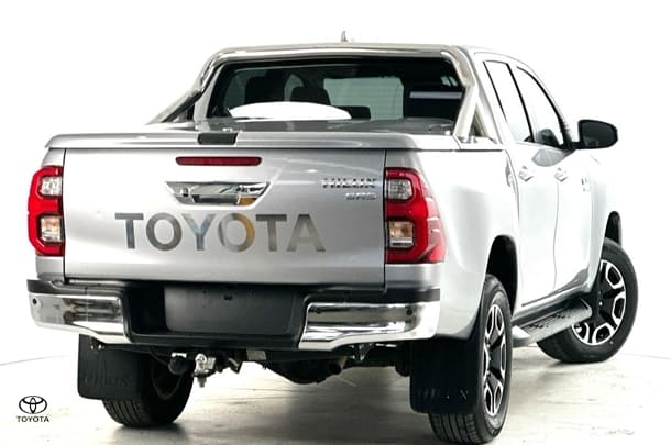 2022 Toyota Hilux SR5 image 9