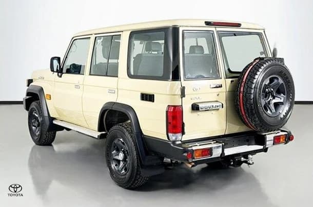 2023 Toyota LANDCRUISER MILITARY GXL image 6