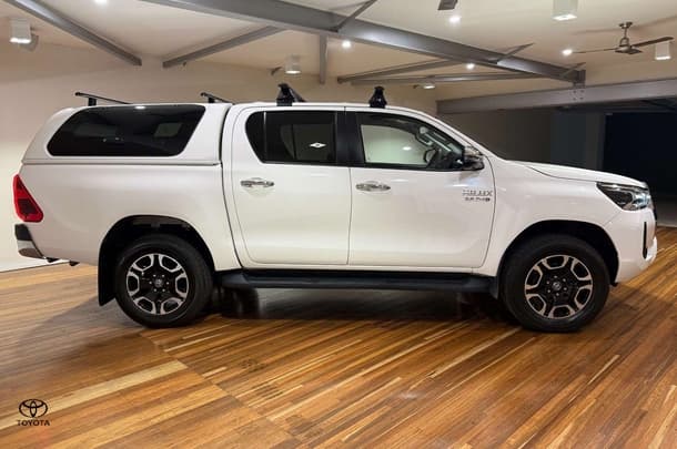 2023 Toyota Hilux SR5 image 13