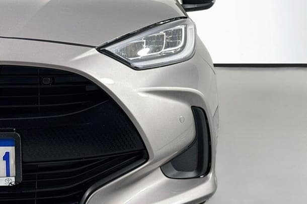 2020 Toyota Yaris ZR image 3
