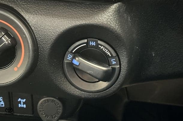 2019 Toyota Hilux SR image 26