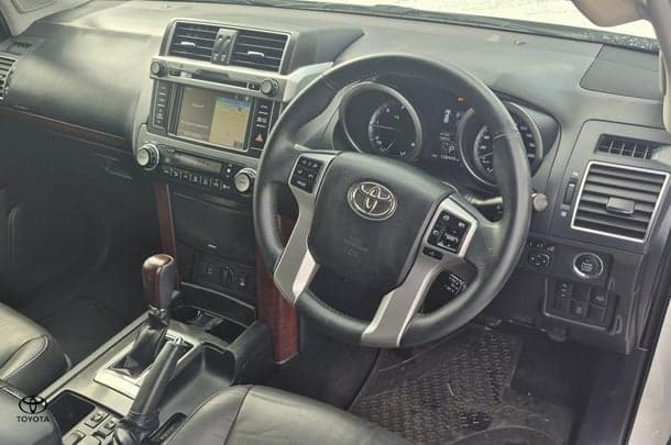 2017 Toyota Prado VX image 15