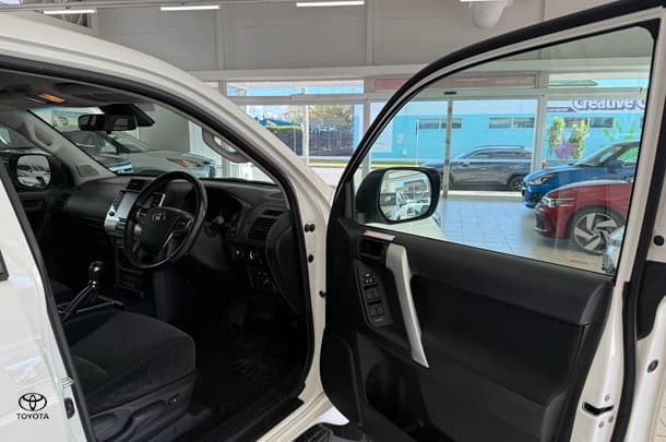 2022 Toyota Prado GXL image 18
