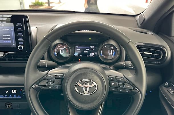 2023 Toyota Yaris SX image 16