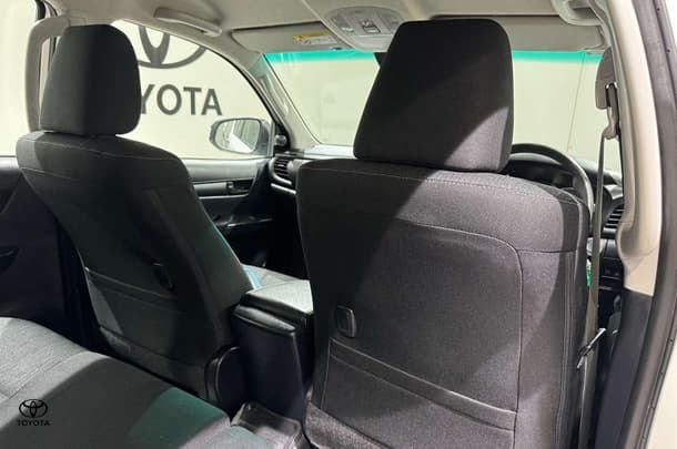 2022 Toyota Hilux SR image 11