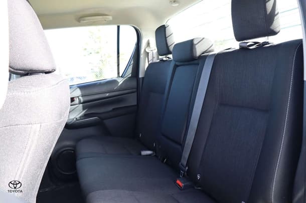 2023 Toyota Hilux 4x4 SR image 24