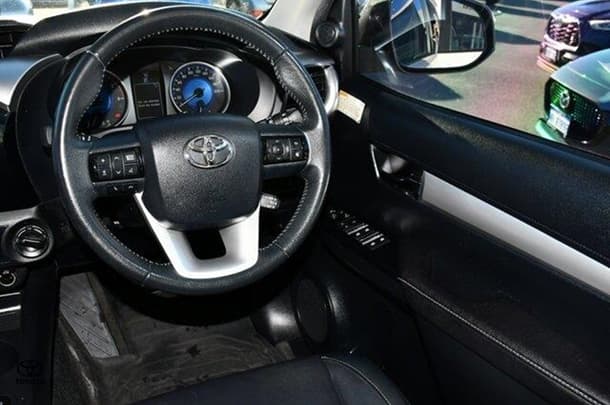 2018 Toyota Hilux SR5 image 7