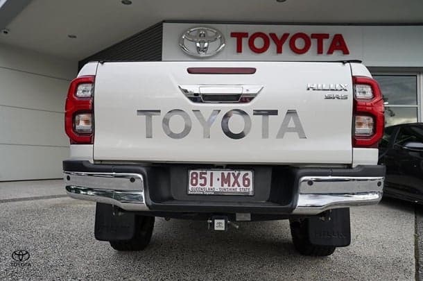 2021 Toyota Hilux 4x4 SR5 image 6