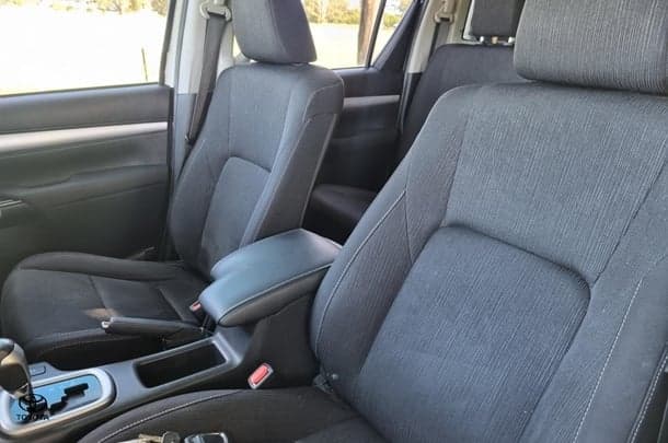 2020 Toyota Hilux 4x4 SR5 image 11