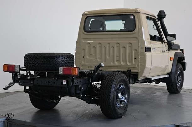 2025 Toyota LC Military GXL image 4
