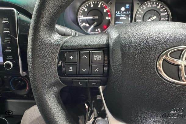 2022 Toyota Hilux SR image 15
