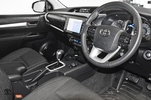 2024 Toyota Hilux 4x4 SR5 image 8