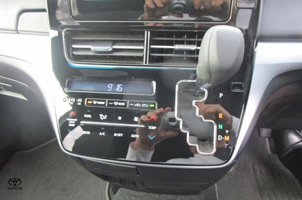 2019 Toyota Tarago GLX image 18