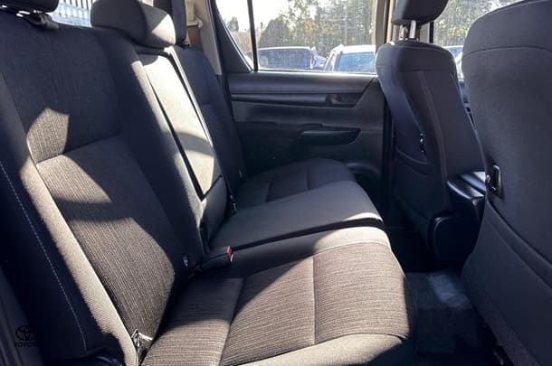 2022 Toyota HiLux 4x4 SR image 7