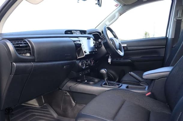 2023 Toyota Hilux 4x4 SR image 21