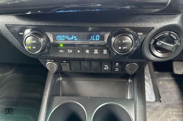 2023 Toyota Hilux SR5 image 19