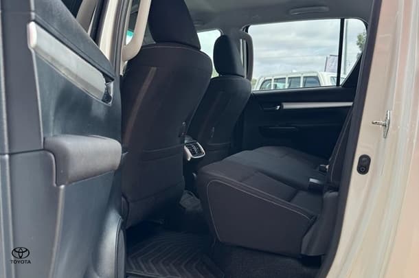 2020 Toyota Hilux SR5 image 14