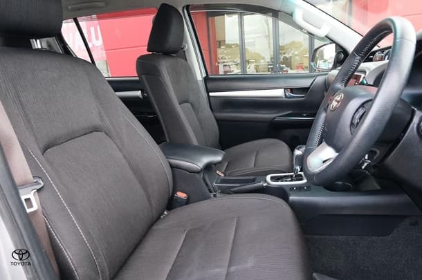 2022 Toyota Hilux SR5 image 13