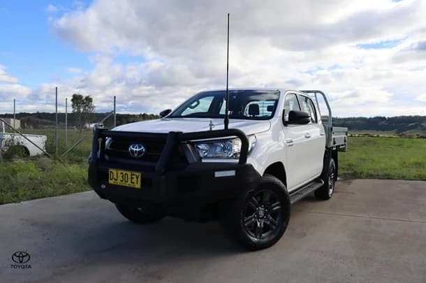 2023 Toyota Hilux 4x4 SR image 3