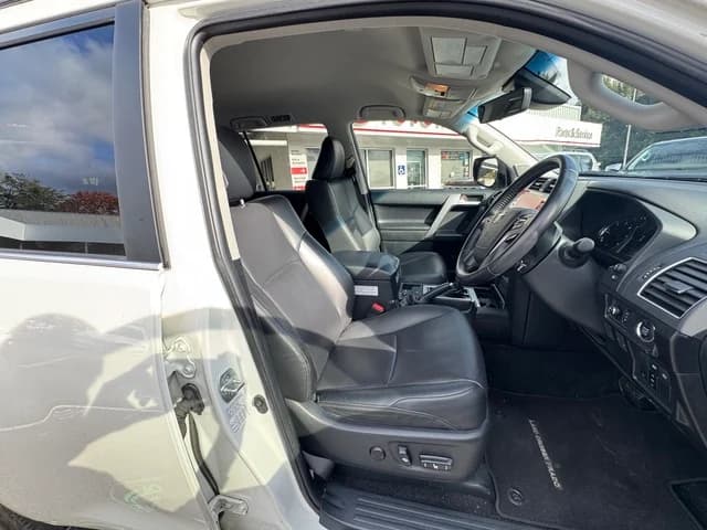 2021 Toyota Prado VX image 9