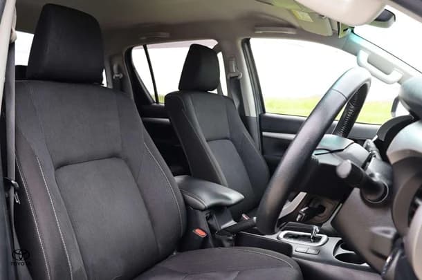 2020 Toyota Hilux 4x4 SR5 image 17