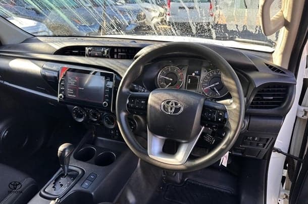 2022 Toyota HiLux 4x4 SR image 8