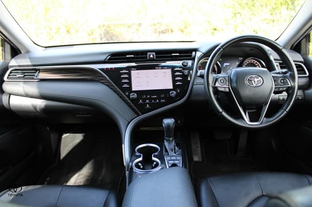 2019 Toyota Camry Hybrid SL image 18