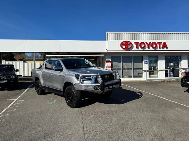 2022 Toyota Hilux SR5 image 2