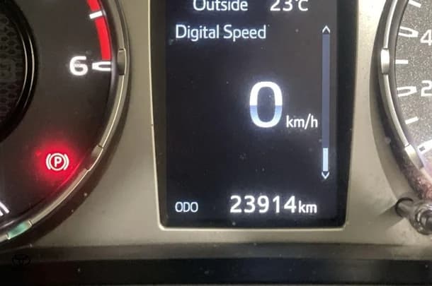 2023 Toyota Hilux SR5 image 14