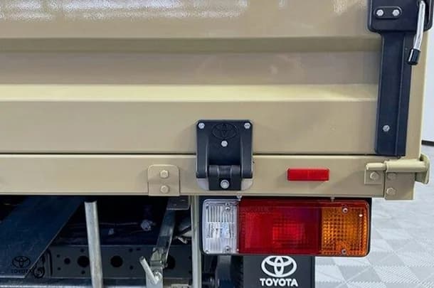 2024 Toyota LANDCRUISER MILITARY GXL image 8