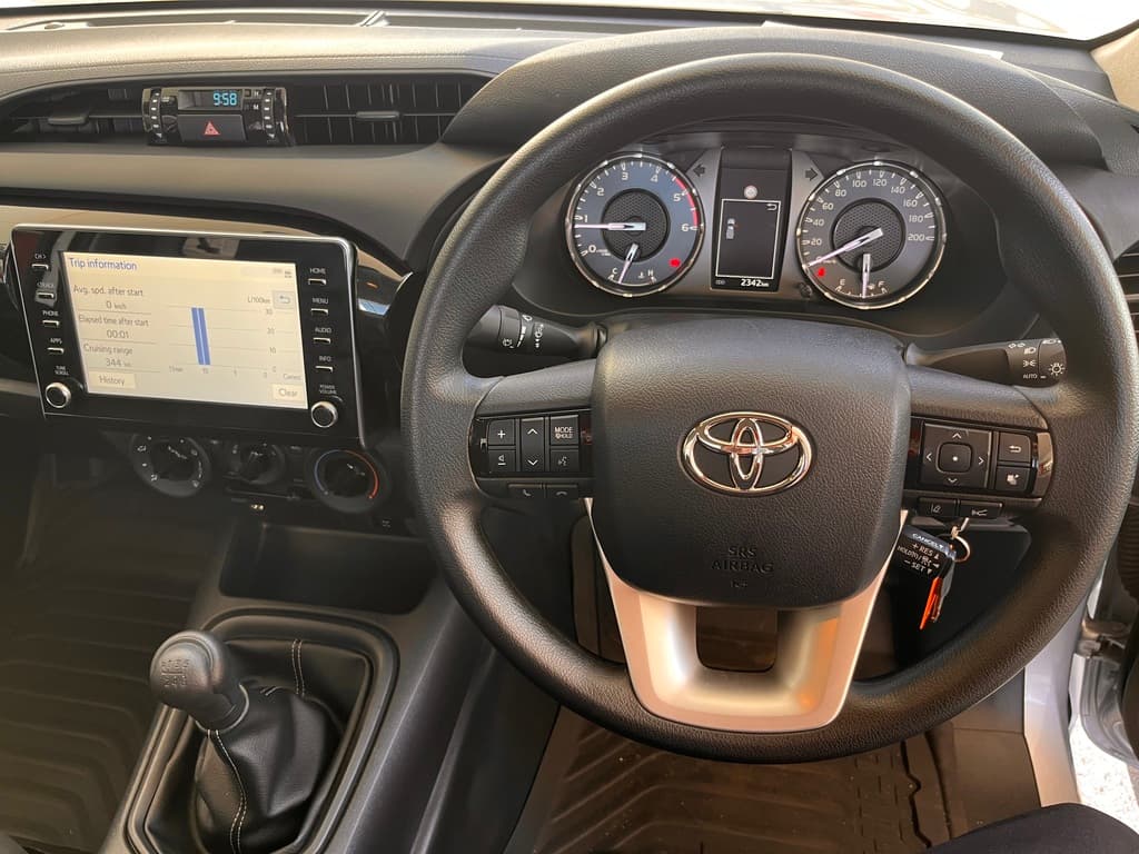 2023 Toyota Hilux SR image 15