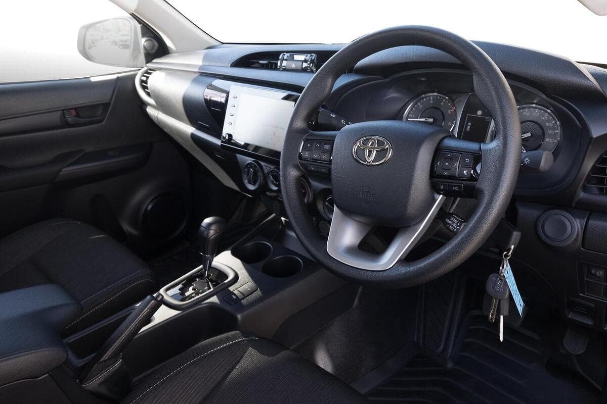 2025 Toyota Hilux SR Auto 4x4 Double Cab image 6