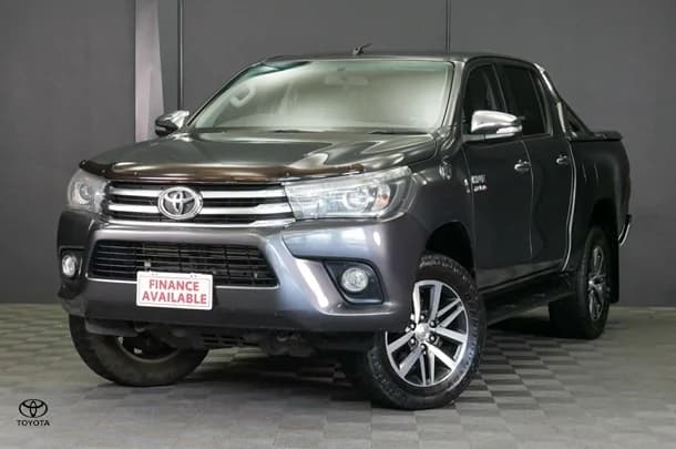 2017 Toyota Hilux 4x4 SR5 image 3