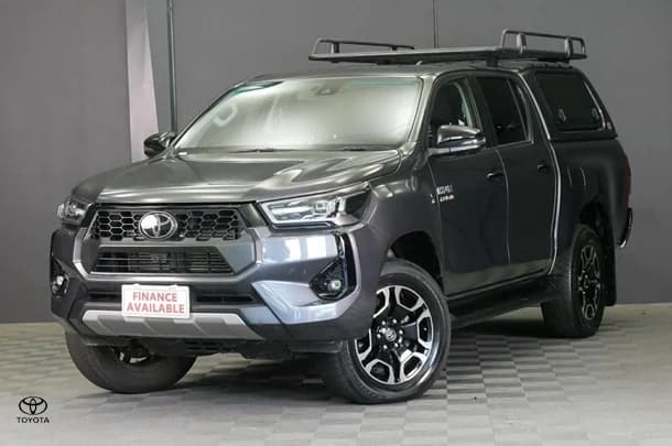 2024 Toyota Hilux 4x4 SR5 image 3