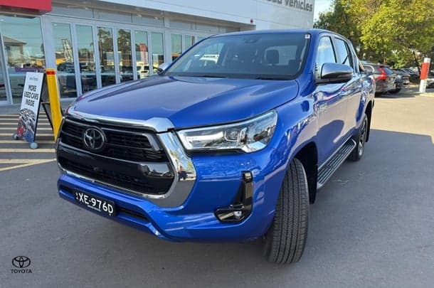 2023 Toyota Hilux 4x4 SR5 image 2